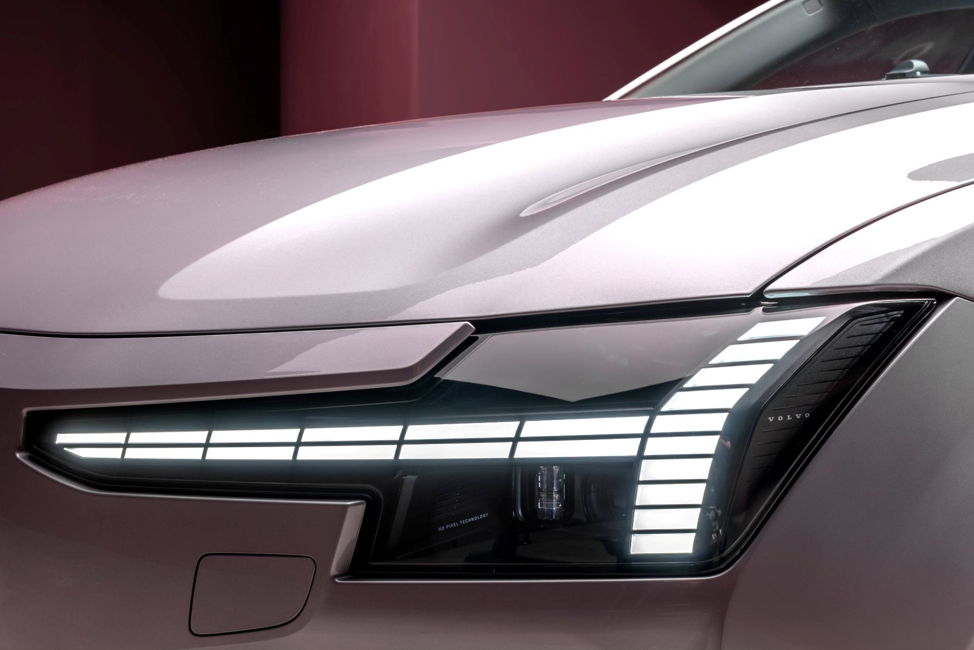 Primer plano del innovador diseño frontal del Volvo ES90.