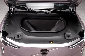 El maletero del Volvo ES90 ofrece un espacio optimizado y funcional.
