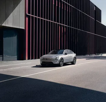 El nuevo Volvo ES90 combina elegancia y tecnología, destacando en diseño y confort.