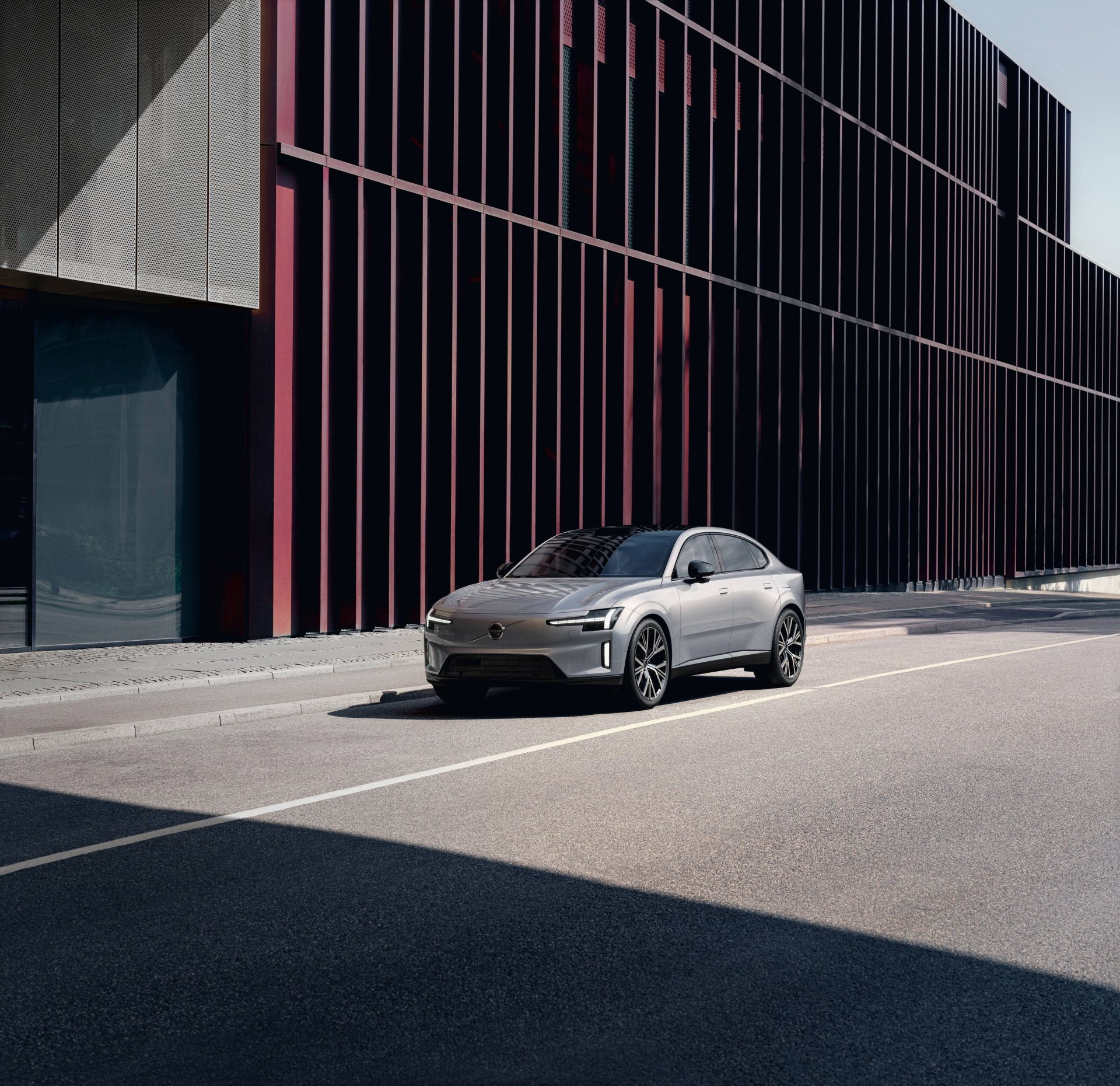 El nuevo Volvo ES90 combina elegancia y tecnología, destacando en diseño y confort.