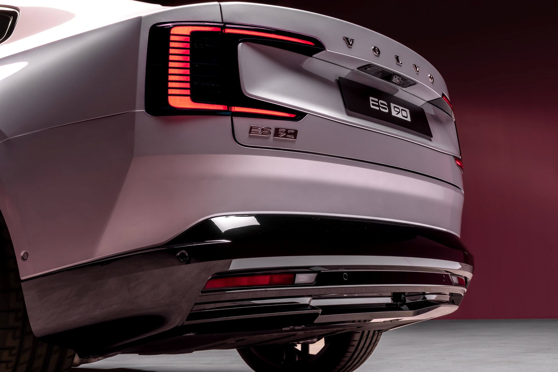 Vista trasera del nuevo Volvo ES90, destacando sus elegantes luces LED.