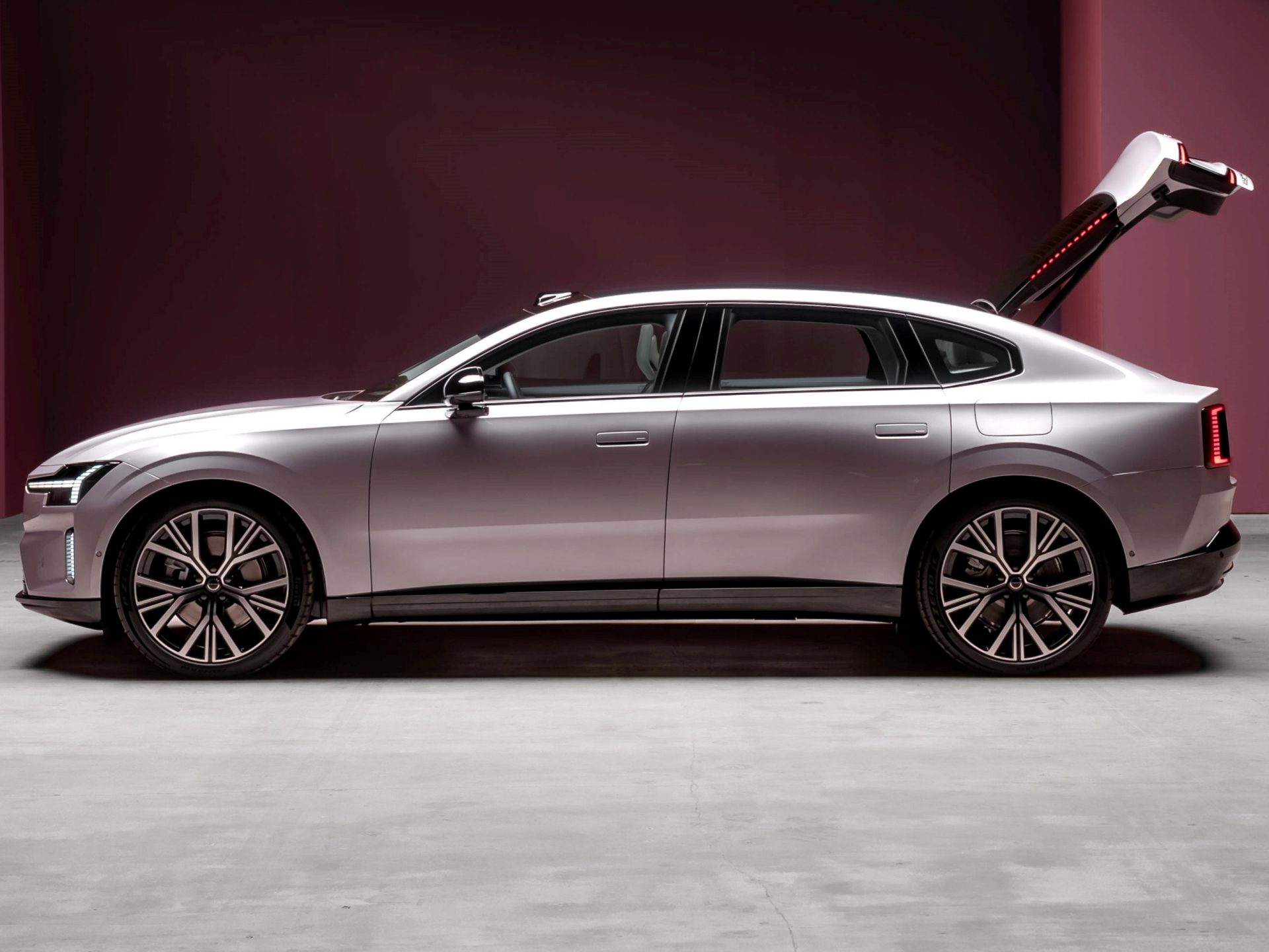 Vista lateral del Volvo ES90, mostrando su diseño elegante y aerodinámico.