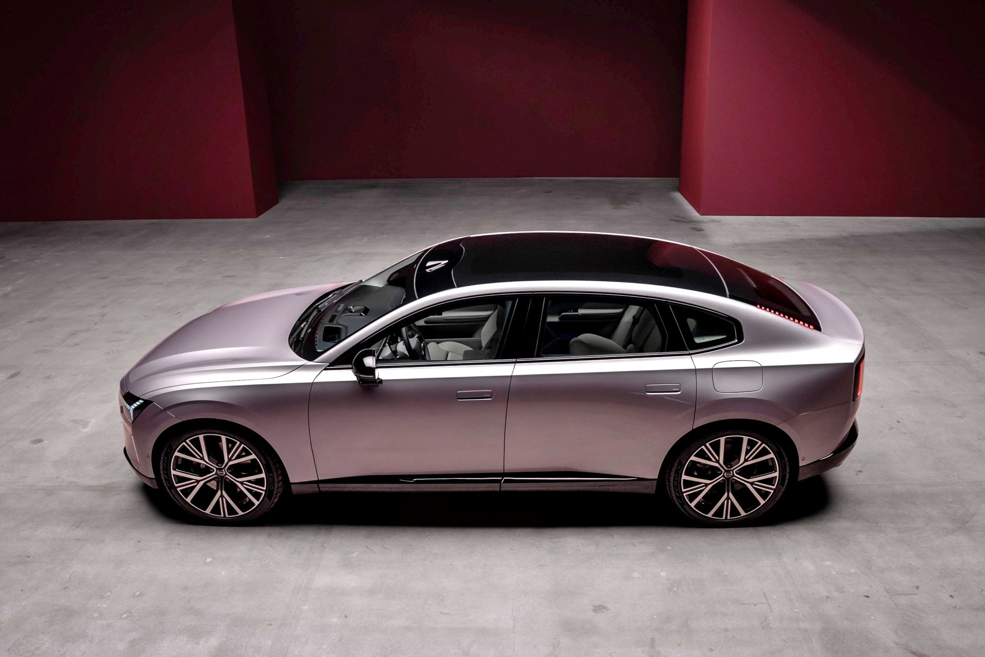El nuevo Volvo ES90 destaca por su diseño elegante y aerodinámico.