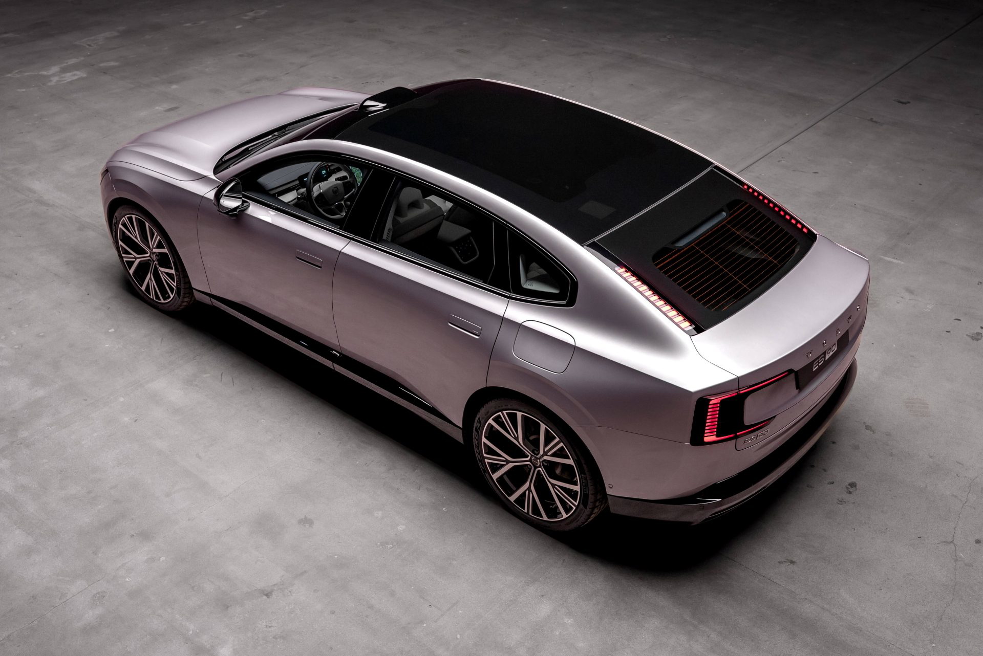Vista superior del Volvo ES90, destaca su elegante diseño y lineas fluidas.