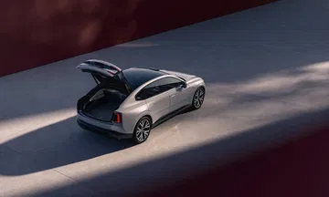 Vista lateral del Volvo ES90 con el maletero abierto, mostrando su diseño elegante. Vista lateral del Volvo ES90 con el maletero abierto, mostrando su diseño elegante.