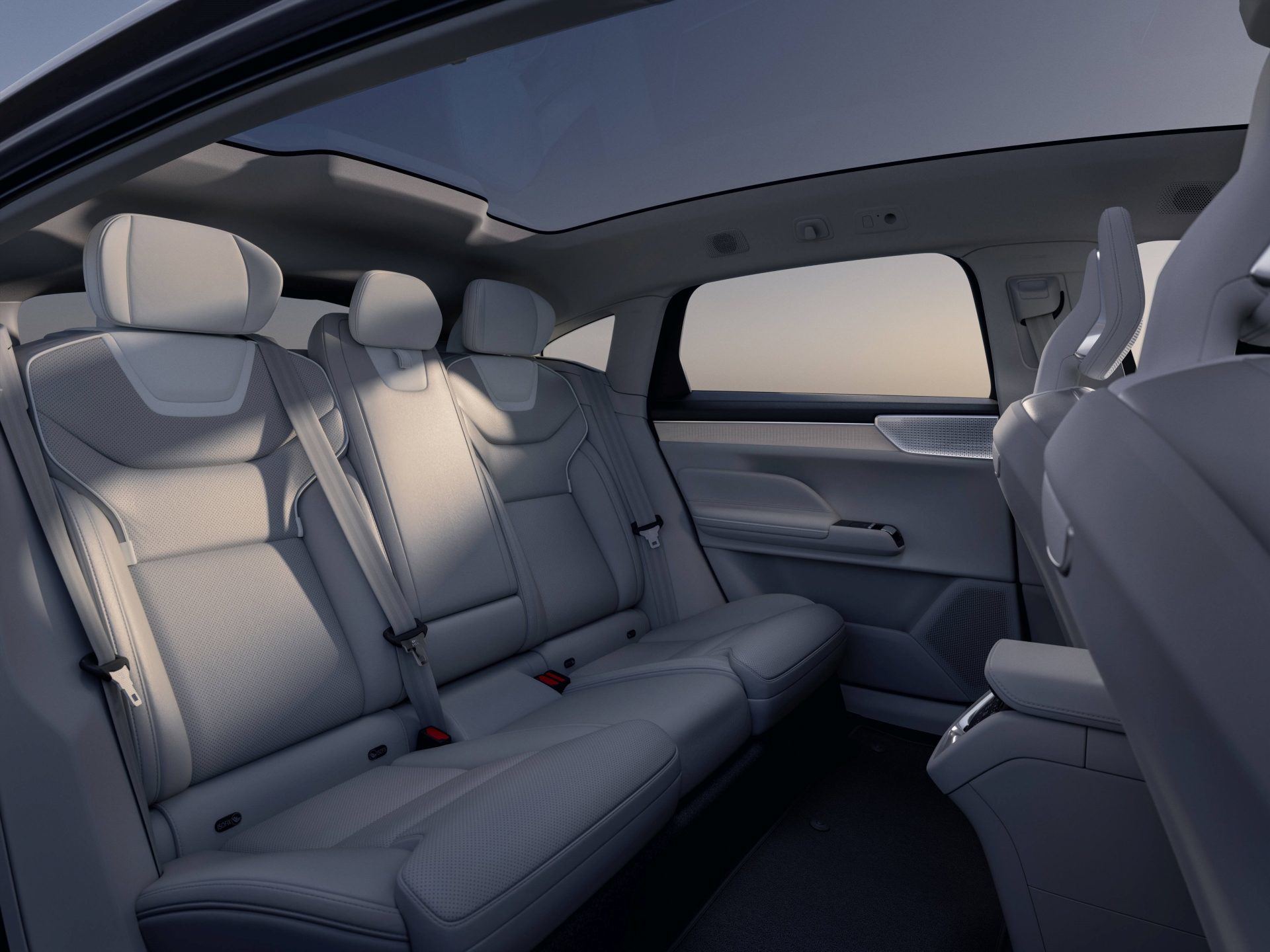 El interior del Volvo ES90 destaca por su diseño moderno y materiales de alta calidad.