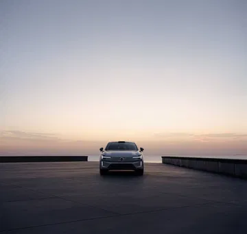Vista frontal del nuevo Volvo ES90, destacando su diseño elegante y moderno.