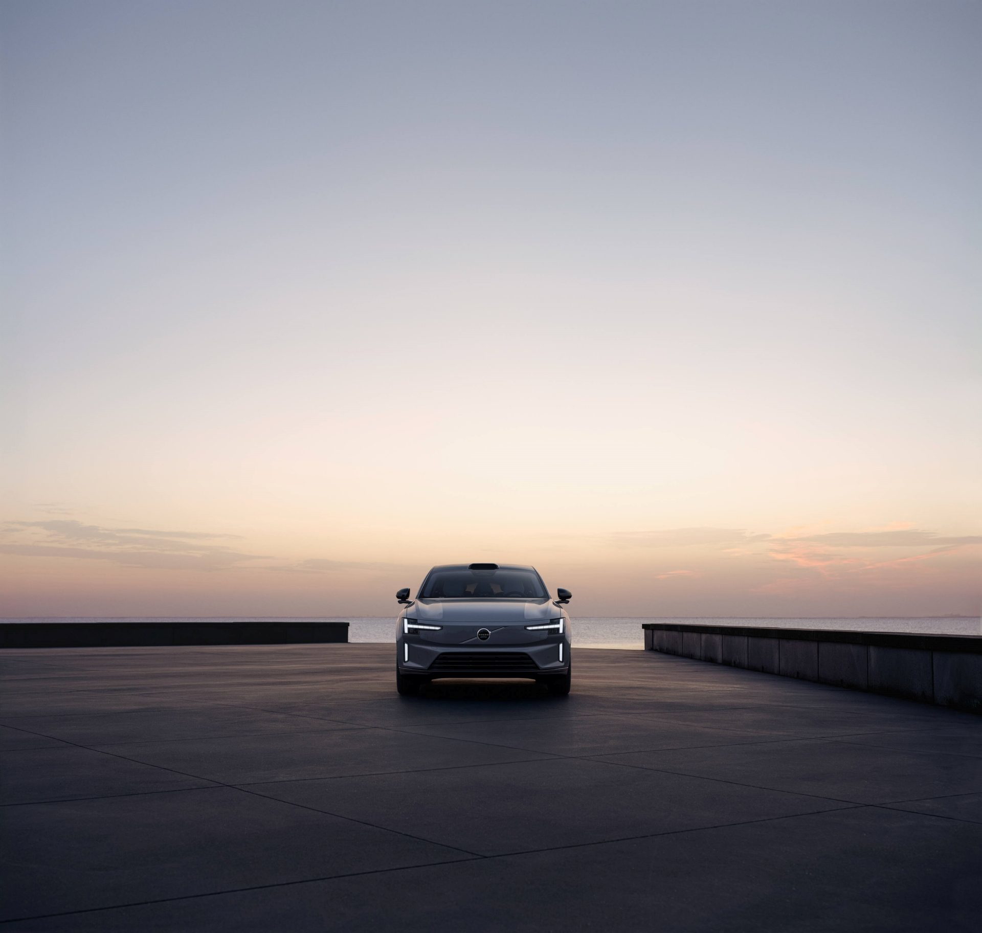 Vista frontal del nuevo Volvo ES90, destacando su diseño elegante y moderno.