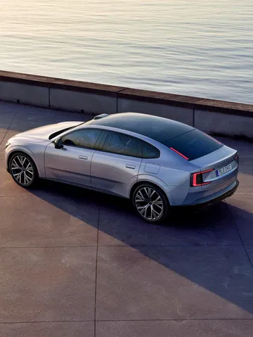 Vista trasera del Volvo ES90, elegante y aerodinámico, ideal para el confort.