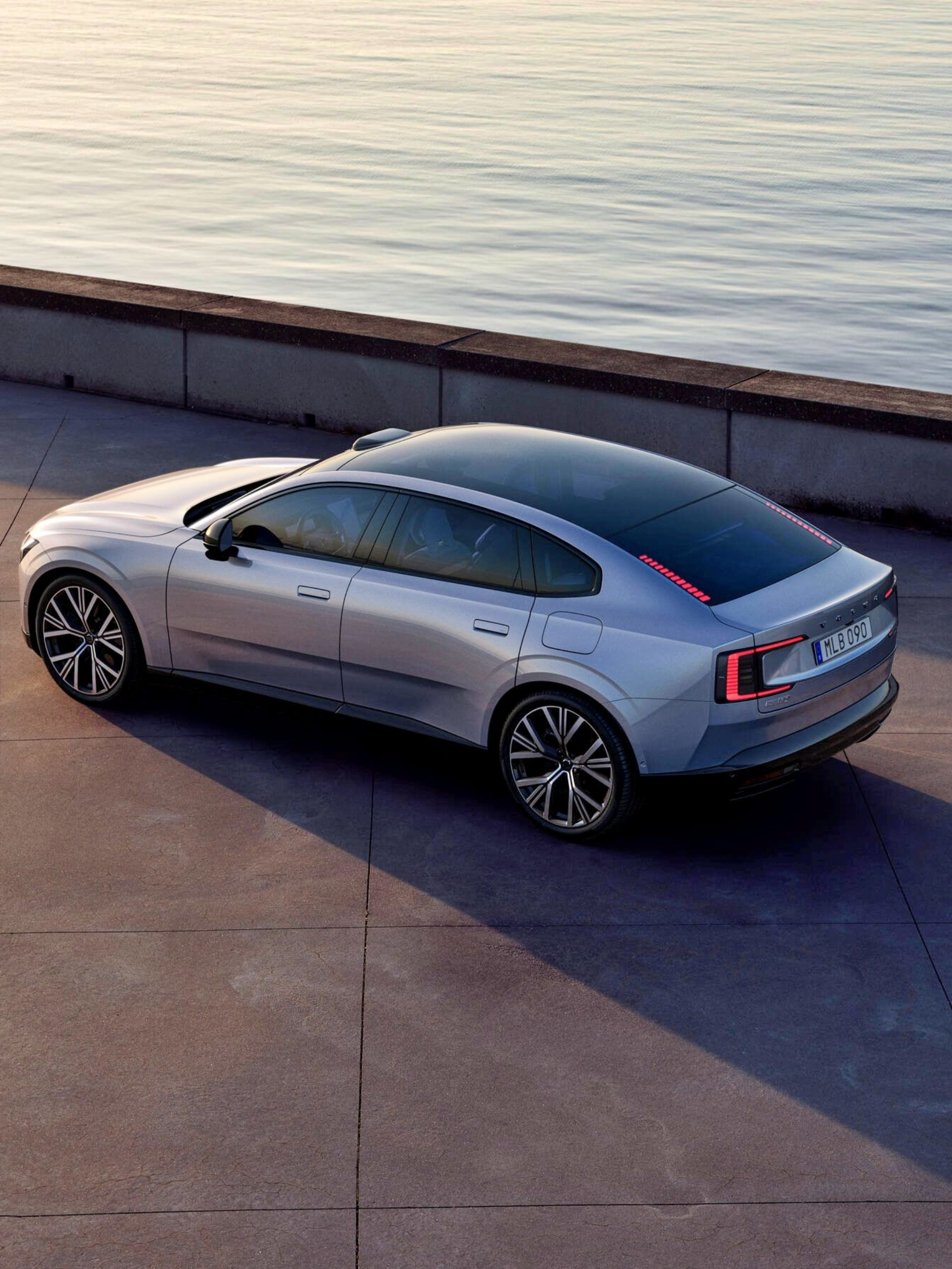 Vista trasera del Volvo ES90, elegante y aerodinámico, ideal para el confort.
