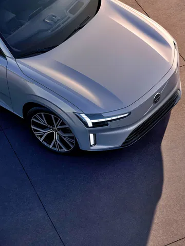 Vista superior del Volvo ES90, que combina un diseño elegante y aerodinámico.