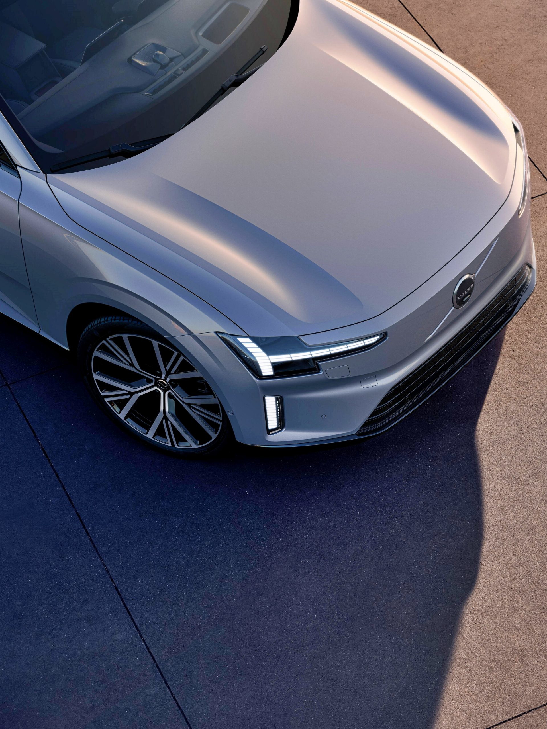 Vista superior del Volvo ES90, que combina un diseño elegante y aerodinámico.