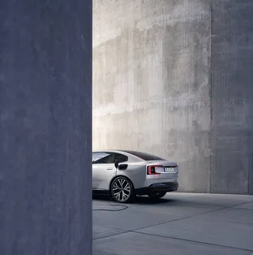 Vista trasera del Volvo ES90, destacando su diseño moderno y elegante.