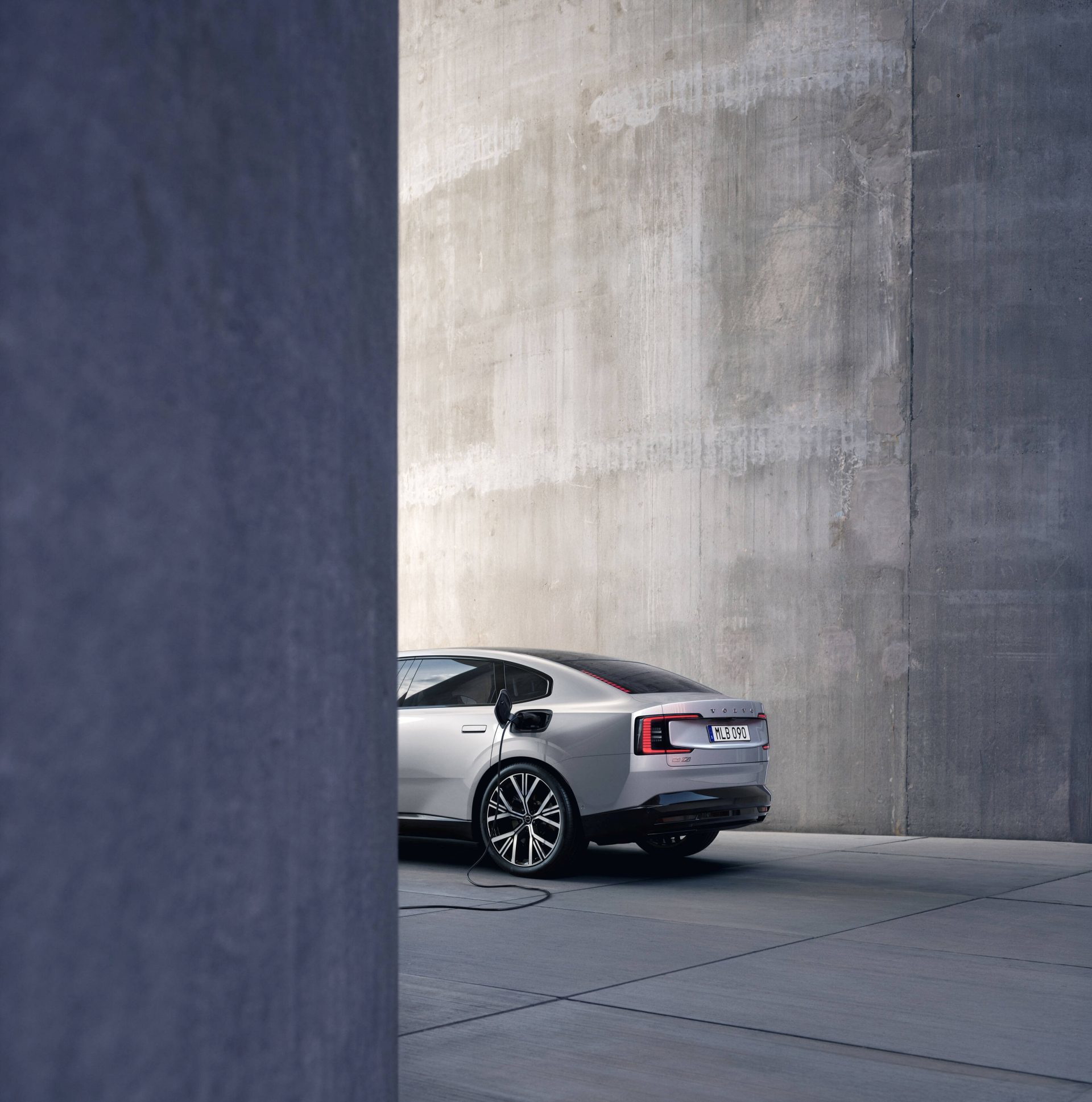 Vista trasera del Volvo ES90, destacando su diseño moderno y elegante.