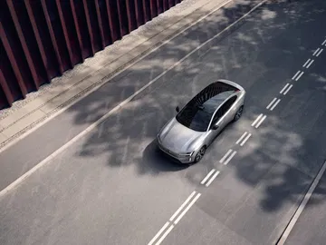 volvo es90 en carretera con vistas aéreas