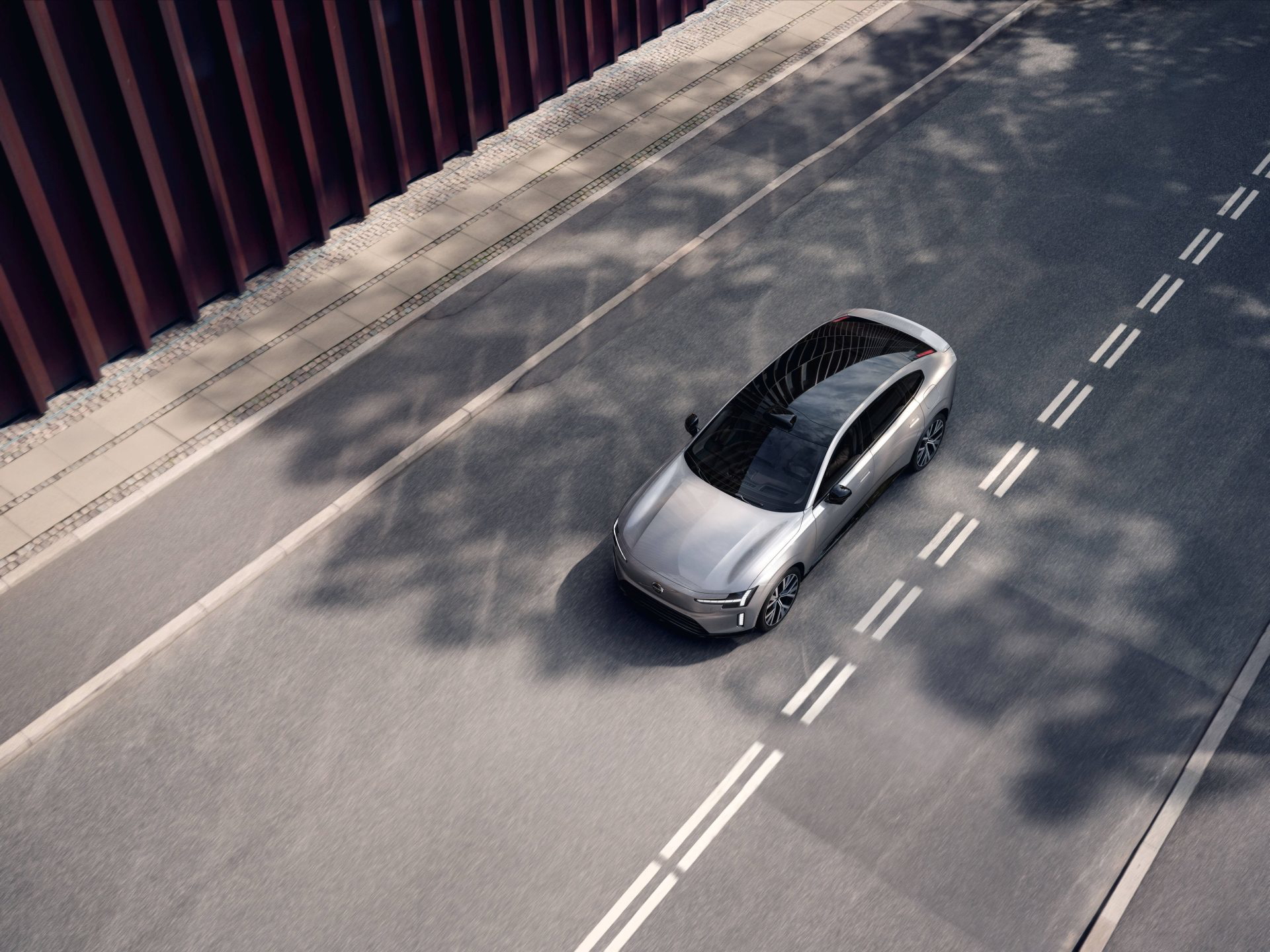 volvo es90 en carretera con vistas aéreas