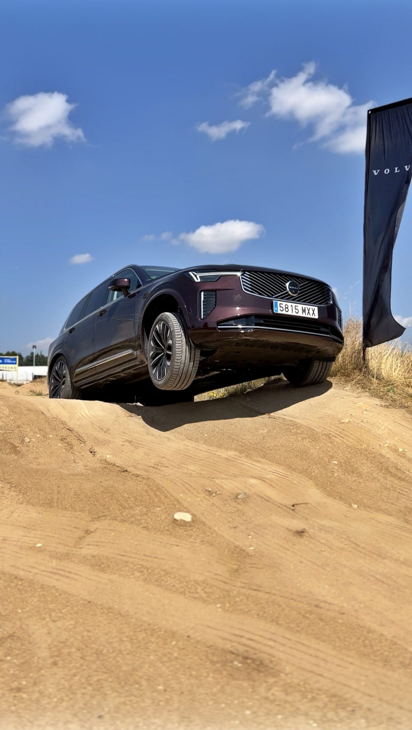 El Volvo XC90 combina diseño robusto y capacidades 4x4, ideal para aventura