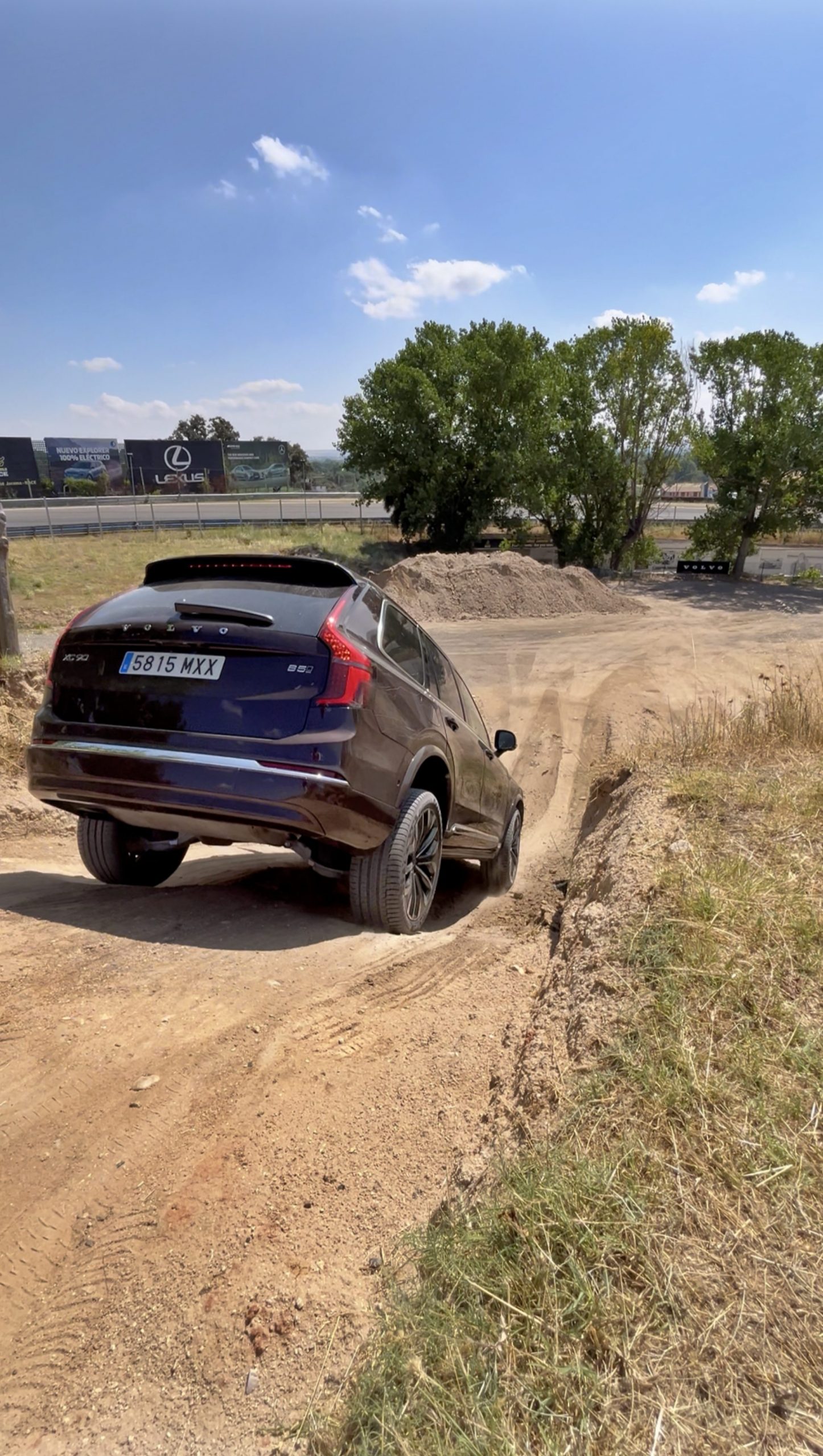 El Volvo XC90 combina lujo y capacidades todoterreno, destacando su diseño robusto