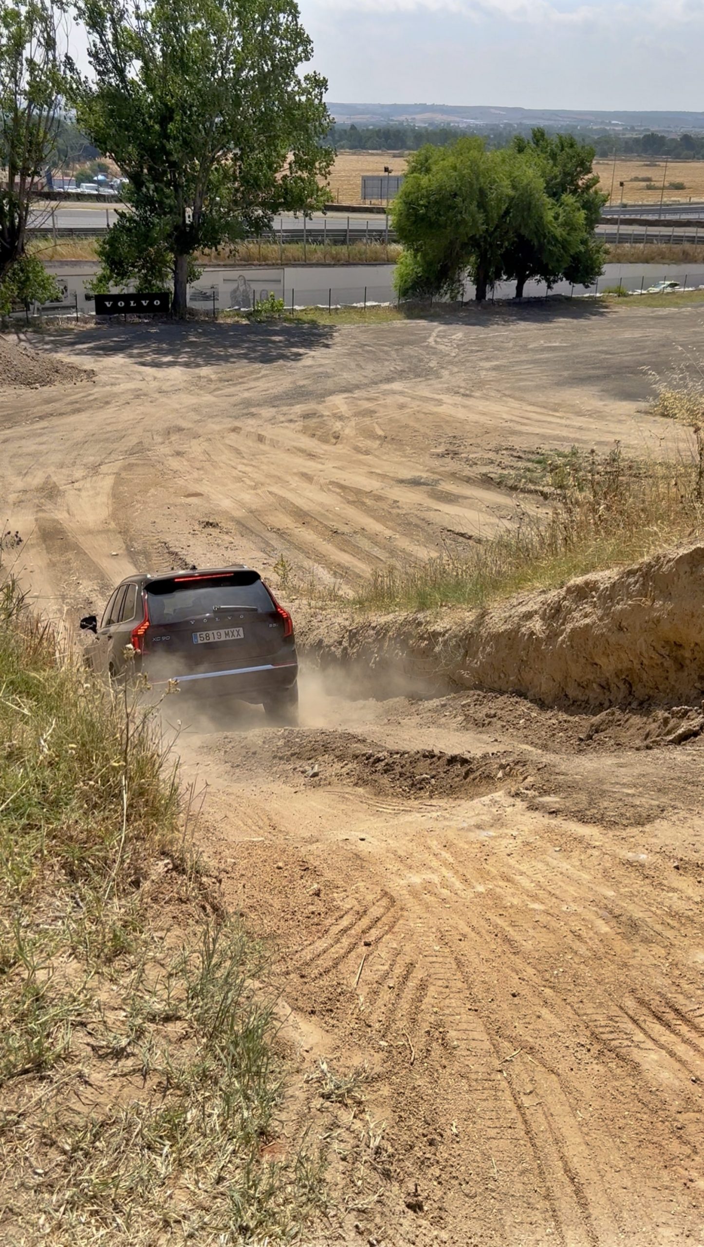 El Volvo XC90 demuestra sus capacidades 4x4 en un terreno desafiante.