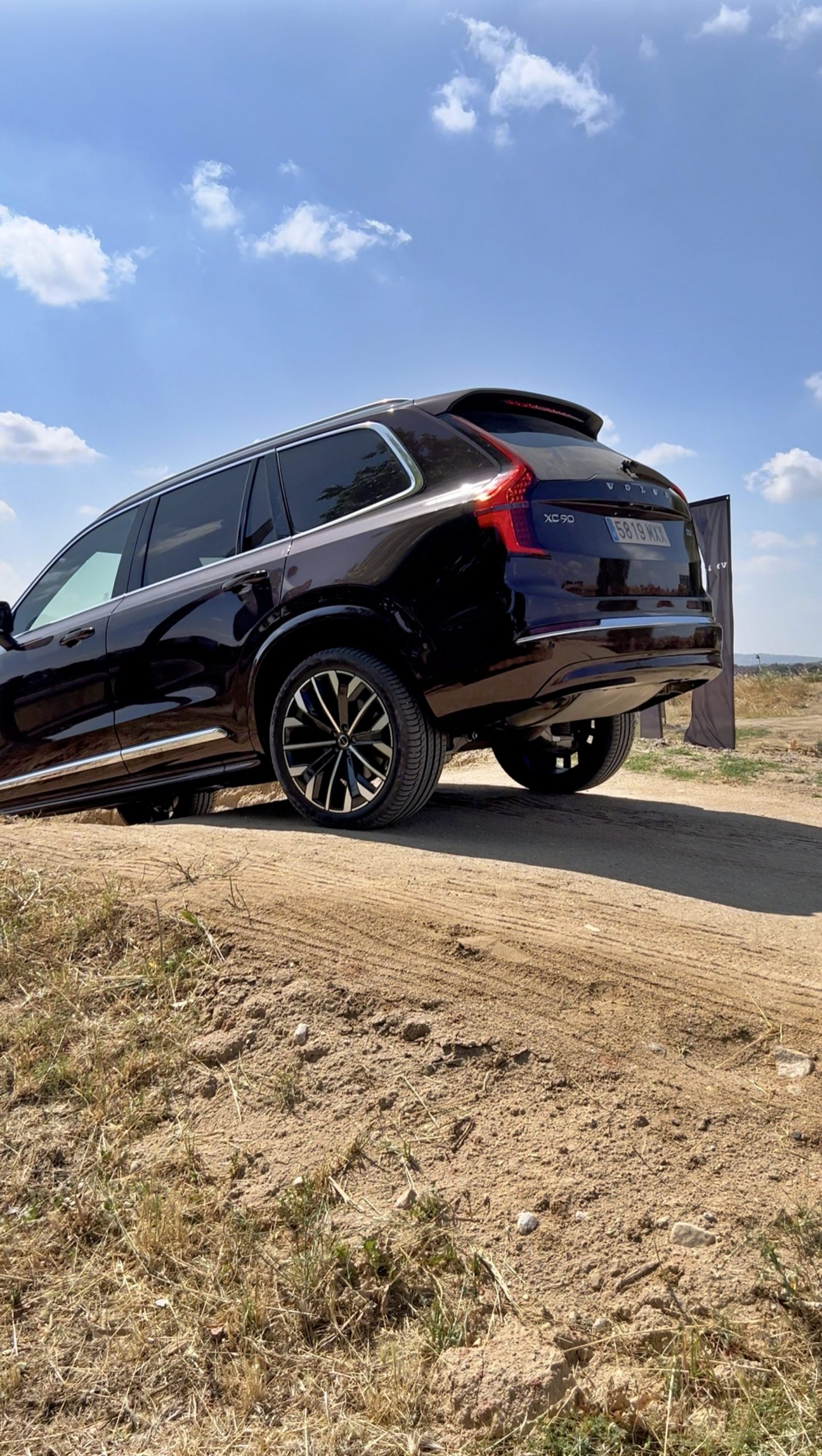 El Volvo XC90 combina elegancia y capacidad todoterreno, destacando su perfil robusto.