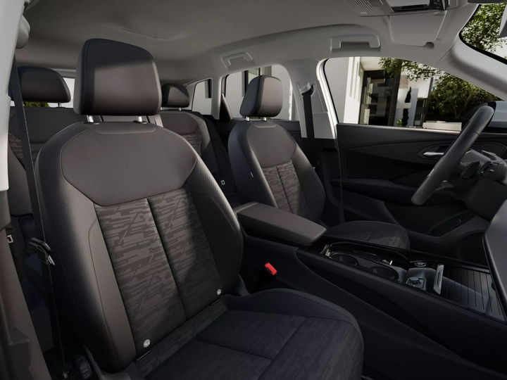 Vista del interior del Audi Q3 más básico, destacando sus asientos sencillos.
