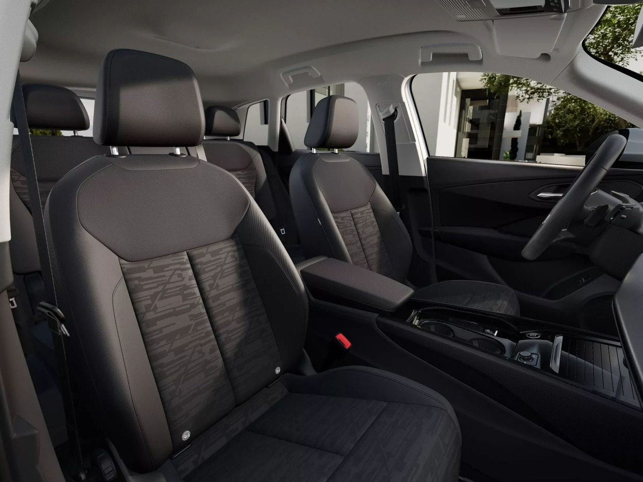 Vista del interior del Audi Q3 más básico, destacando sus asientos sencillos.