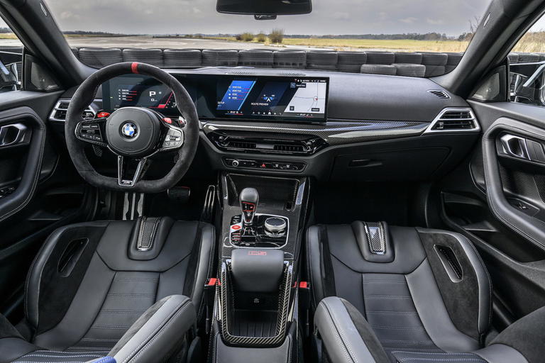 Interior del BMW M2 CS, destacando sus asientos deportivos y tecnolog&iacute;a avanzada.