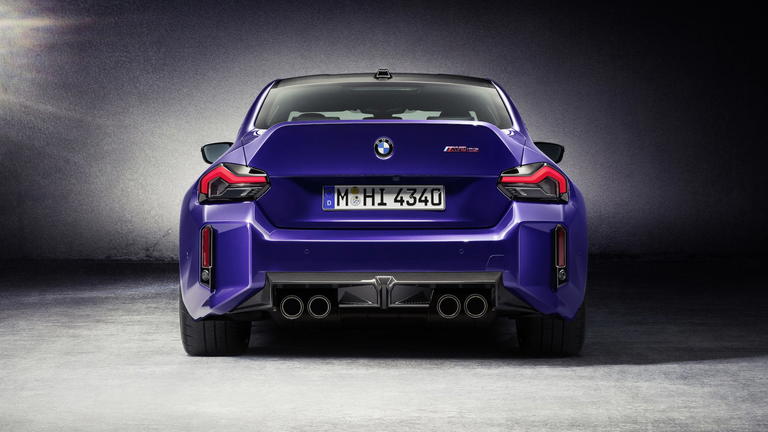 Vista trasera del BMW M2 CS, mostrando su dise&ntilde;o aerodin&aacute;mico y doble salida de escape.
