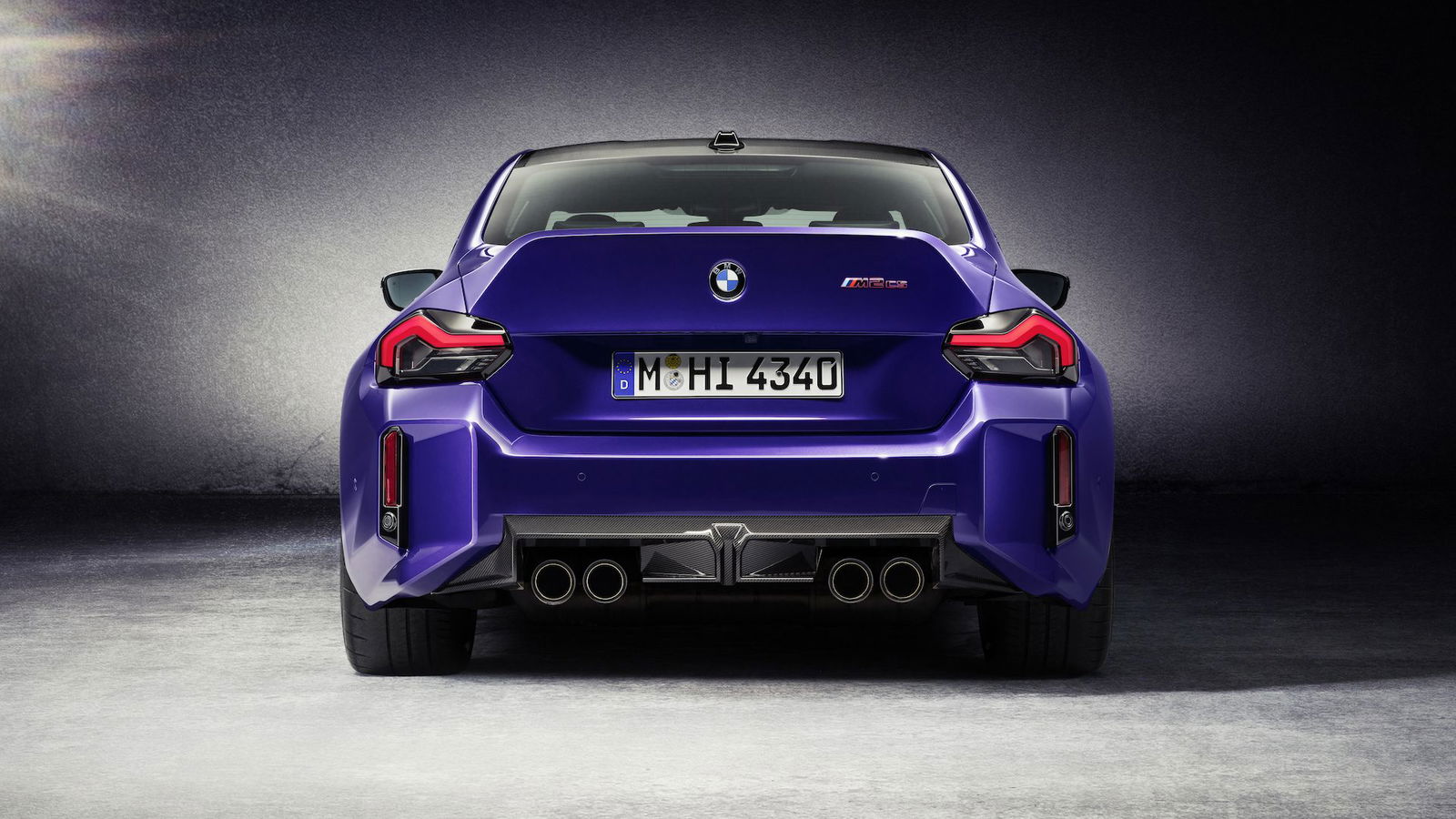 Vista trasera del BMW M2 CS, mostrando su diseño aerodinámico y doble salida de escape.