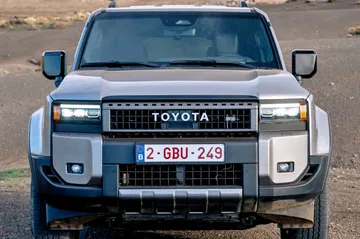Vista frontal del Toyota Land Cruiser Hybrid, destacando su robustez y diseño modernizado.