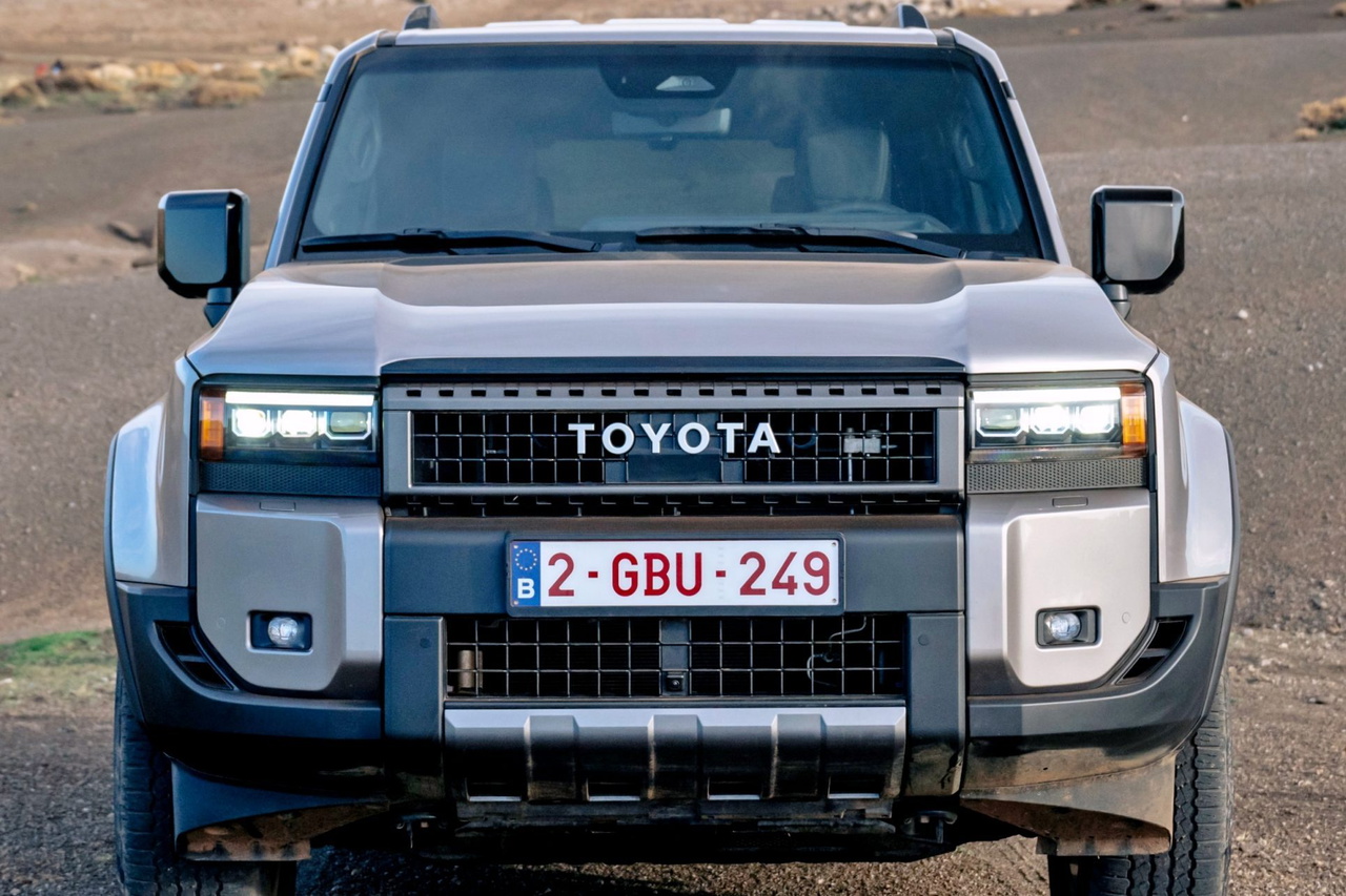 Vista frontal del Toyota Land Cruiser Hybrid, destacando su robustez y diseño modernizado.