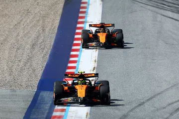 Lando Norris aguanta los envites de Oscar Piastri en el duelo sempiterno de McLaren.