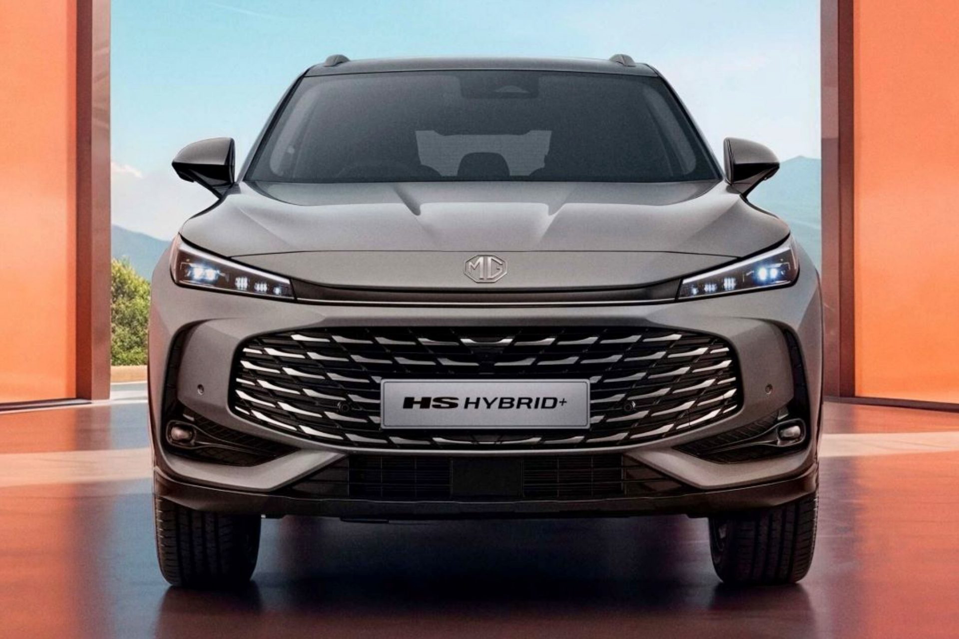 Vista frontal del MG HS Hybrid+, destacando su diseño moderno y elegante.