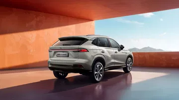 Vista trasera y lateral del MG HS Hybrid+, destacando su diseño moderno y elegante.