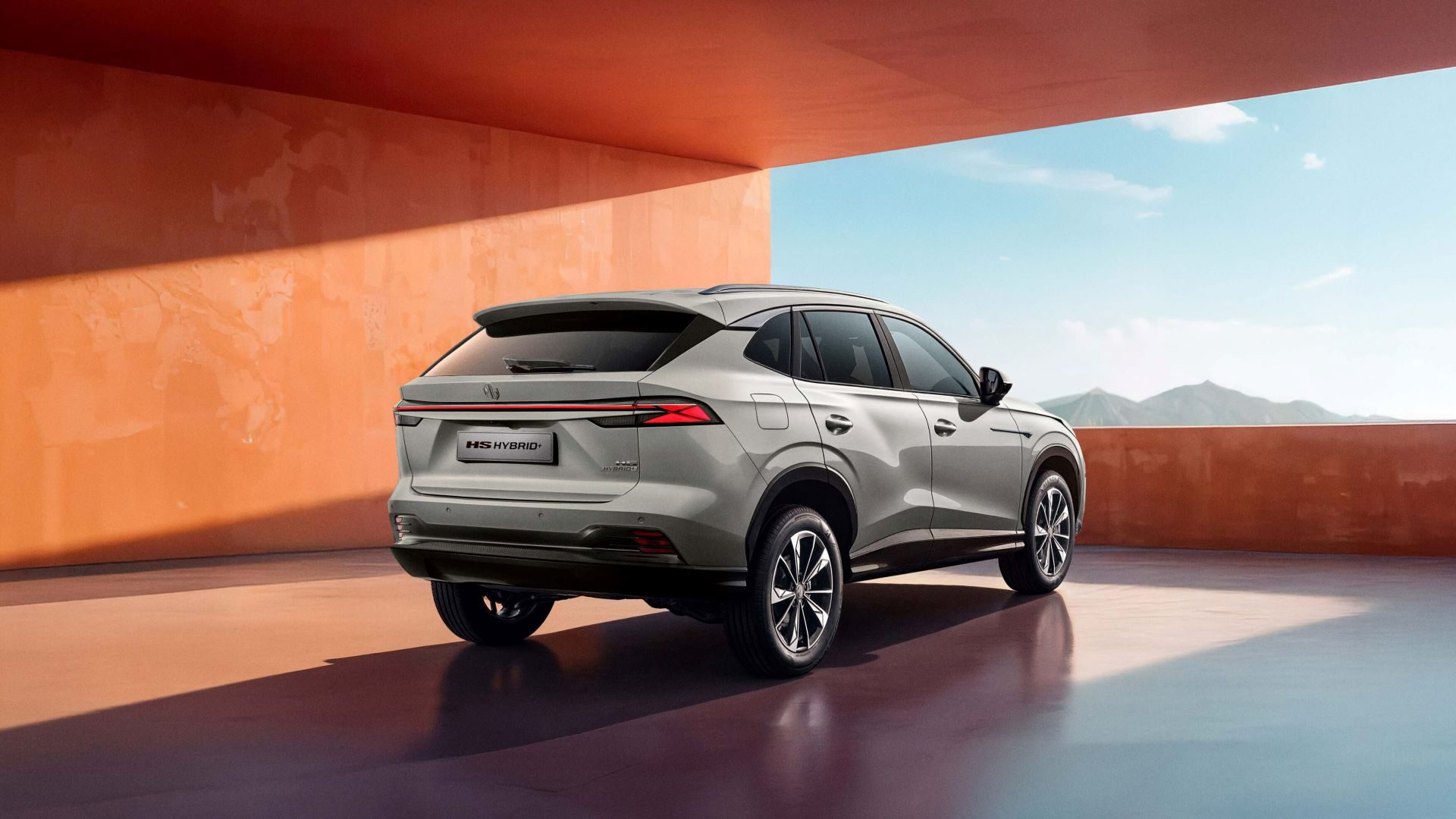 Vista trasera y lateral del MG HS Hybrid+, destacando su diseño moderno y elegante.