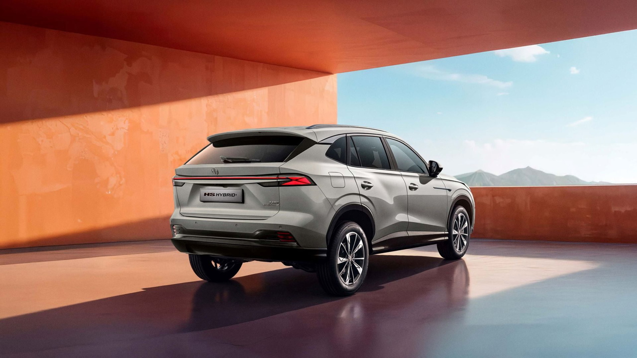 Vista trasera y lateral del MG HS Hybrid+, destacando su diseño moderno y elegante.