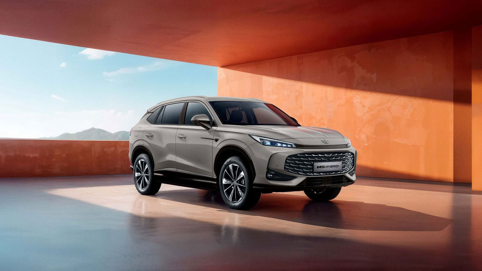 El MG HS Hybrid+ destaca por su diseño moderno y robusto, ideal para el mercado español.