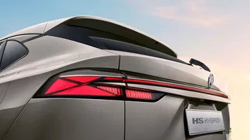 Vista trasera del MG HS Hybrid+, destacando su diseño moderno y elegante.