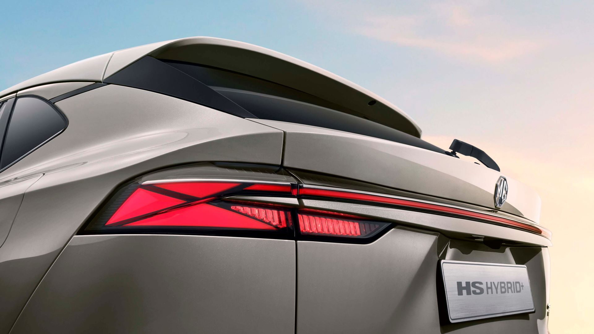 Vista trasera del MG HS Hybrid+, destacando su diseño moderno y elegante.