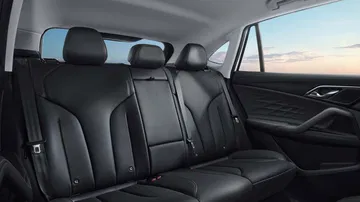 Asientos traseros del MG HS Hybrid+, con un diseño elegante y cómodo.