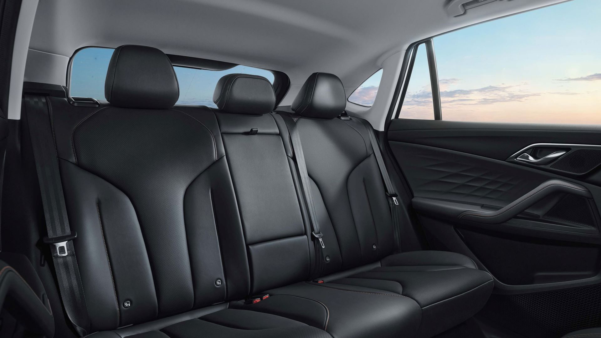 Asientos traseros del MG HS Hybrid+, con un diseño elegante y cómodo.