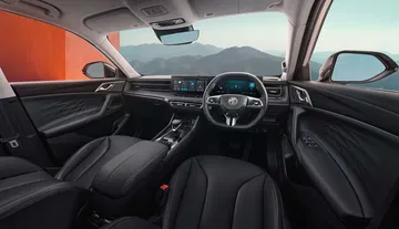 Interior del MG HS Hybrid+, destacando la calidad y diseño de sus asientos.