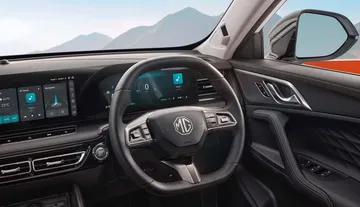 Vista del interior del MG HS Hybrid+, destacando su moderno panel de instrumentos.