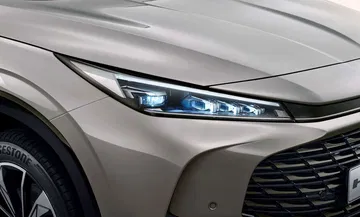 Visión detallada del frontal del MG HS Hybrid+, destacando sus faros y parrilla.