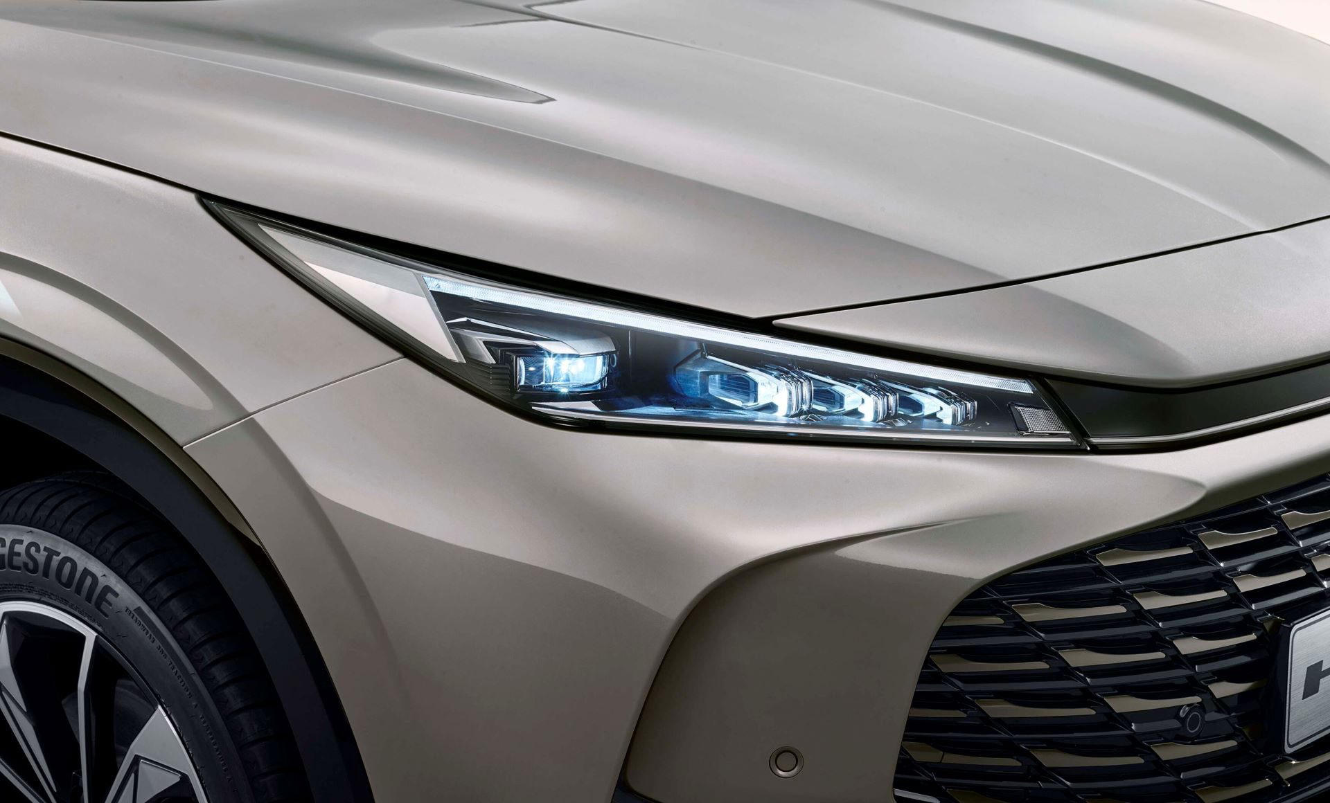 Visión detallada del frontal del MG HS Hybrid+, destacando sus faros y parrilla.