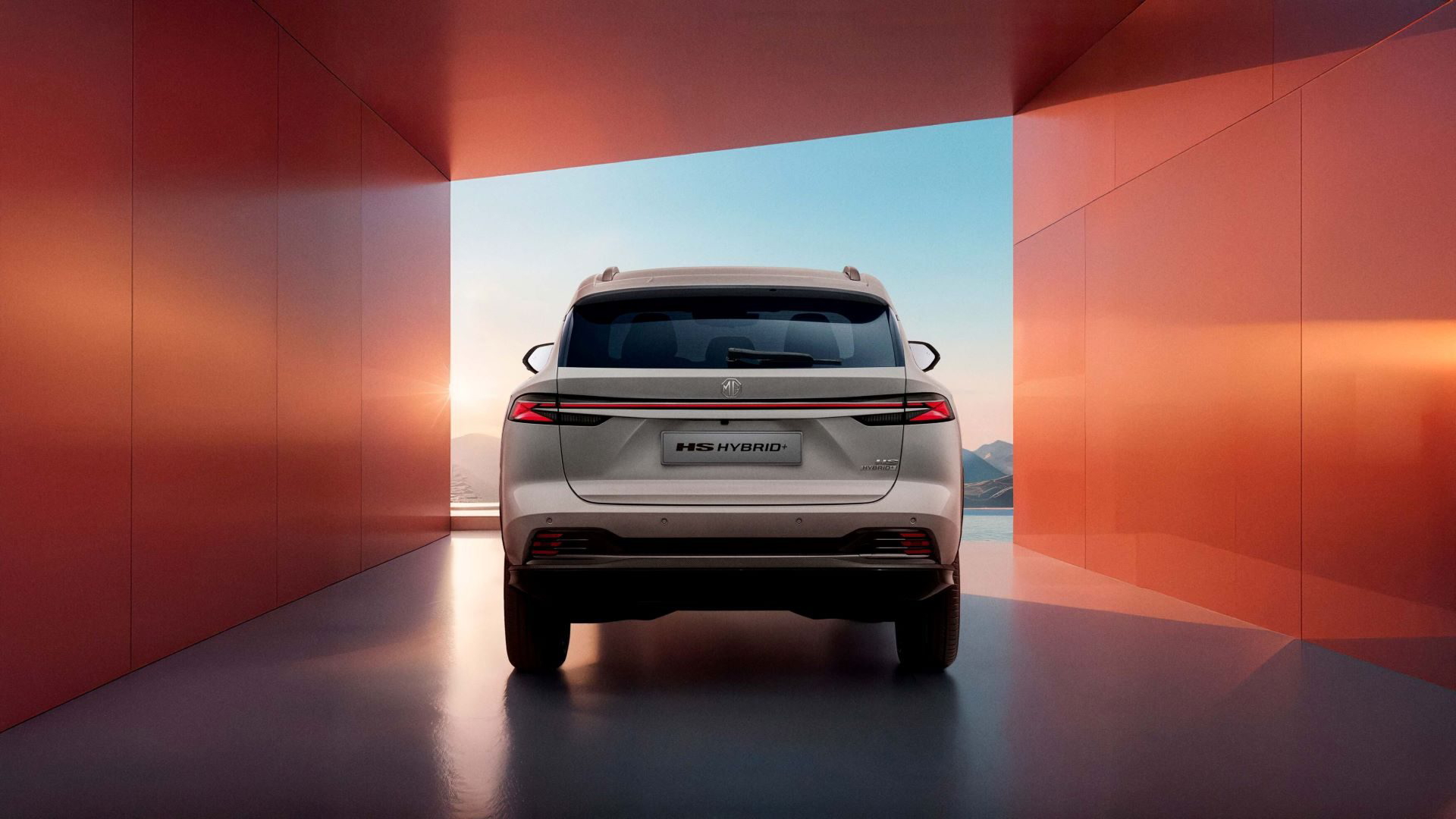 Vista trasera del MG HS Hybrid+ con diseño moderno y robusto.