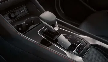 Detalle del cambio automático del MG HS Hybrid+, mostrando un diseño moderno y ergonómico.