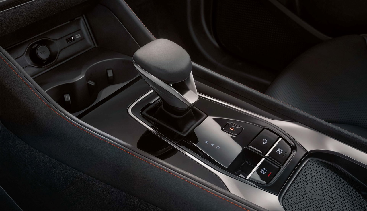 Detalle del cambio automático del MG HS Hybrid+, mostrando un diseño moderno y ergonómico.