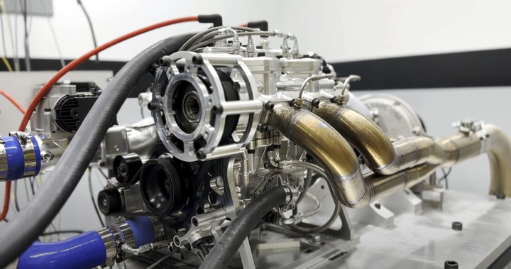 Presentación del innovador motor de 2 tiempos, una promesa de rendimiento y emoción.