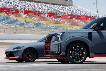 Vista lateral y frontal del Nissan Armada Nismo 2026, destacando su diseño agresivo y deportivo.